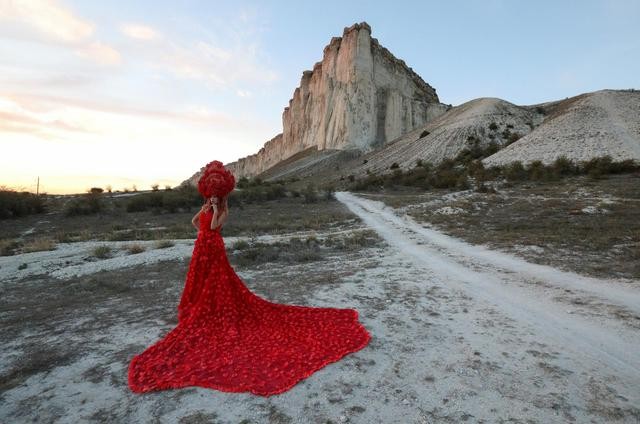 A model presents a creation during a Crimean Fashion Week show near the White Rock, also known as Aq-Qaya, outside Belogorsk, Crimea September 13, 2020. Picture taken September 13, 2020. REUTERS/Alexey Pavlishak TPX IMAGES OF THE DAY